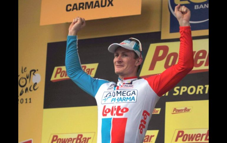 El ciclista alemán André Greipel levanta los brazos en el podio tras imponerse en la décima etapa del Tour de Francia. EFE  /