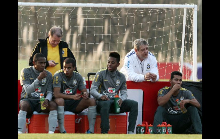 Los jugadores de la selección de fútbol de Ramires, Lucas Moura, Robinho y André Silva hoy durante el entrenamiento en Los Cardales.EFE  /