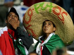 Seguidores mexicanos esperan el inicio del partido con la esperanza en los ojos y el corazón en su selección. EFE  /