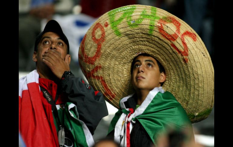 Seguidores mexicanos esperan el inicio del partido con la esperanza en los ojos y el corazón en su selección. EFE  /