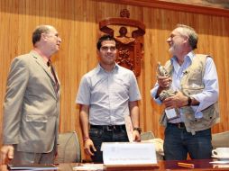 Javier Sicilia (derecha) recibió ayer un reconocimiento por parte de la Universidad de Guadalajara. A. GARCÍA  /