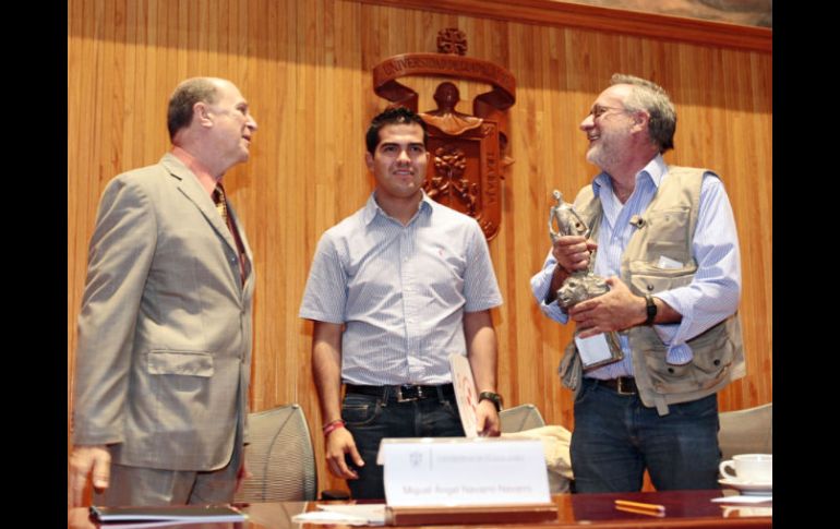 Javier Sicilia (derecha) recibió ayer un reconocimiento por parte de la Universidad de Guadalajara. A. GARCÍA  /