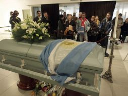 El féretro de Cabral portó la bandera argentina durante el velorio público. REUTERS  /