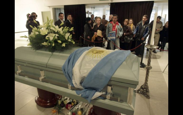 El féretro de Cabral portó la bandera argentina durante el velorio público. REUTERS  /