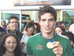 El capitán Antonio Briseño muestra su medalla de primer lugar del Mundial Sub-17, a su llegada a Guadalajara. A. CAMACHO  /