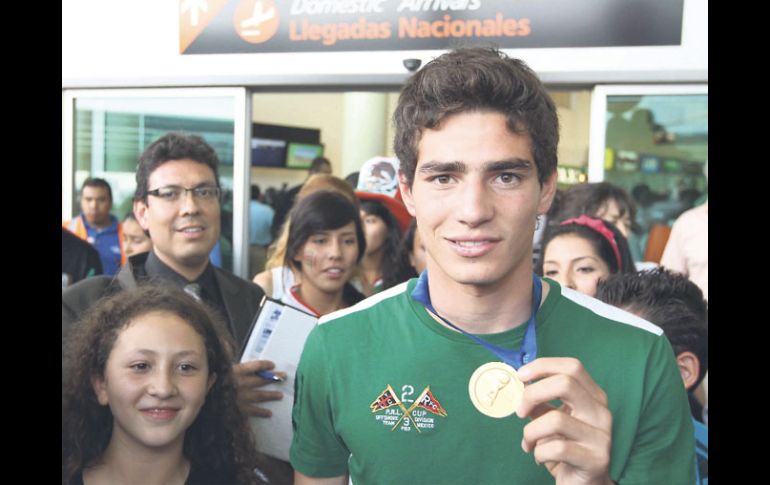 El capitán Antonio Briseño muestra su medalla de primer lugar del Mundial Sub-17, a su llegada a Guadalajara. A. CAMACHO  /