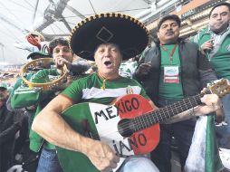 Aunque siempre fueron minorías los aficionados mexicanos, en todo momento mantuvieron el buen ambiente. AFP  /