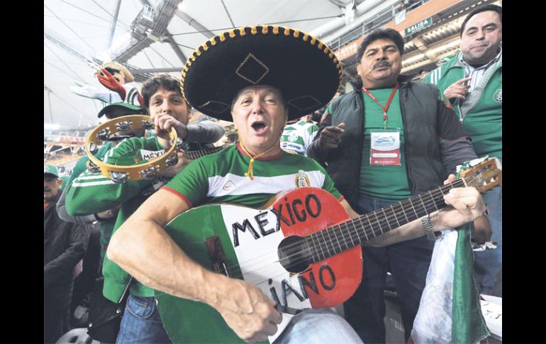 Aunque siempre fueron minorías los aficionados mexicanos, en todo momento mantuvieron el buen ambiente. AFP  /