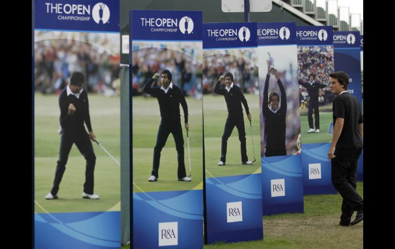 Línea de fotos del golfista español en las instalaciones del Abierto Británico. AP  /