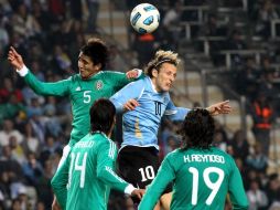 Diego Forlán durante el partido contra México. EFE  /