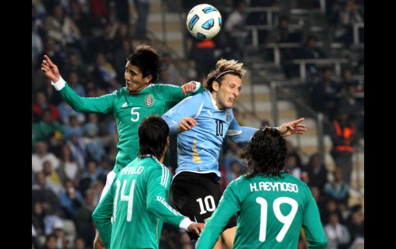 Diego Forlán durante el partido contra México. EFE  /