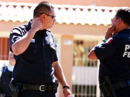 Aproximadamente 50 policías federales sitiaron edificios sin comentar a qué se debía la operación. ARCHIVO  /