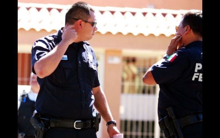 Aproximadamente 50 policías federales sitiaron edificios sin comentar a qué se debía la operación. ARCHIVO  /