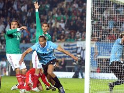 Uruguay y México se enfrentaron ayer por un lugar en los cuartos de final en la Copa América 2011. NOTIMEX  /