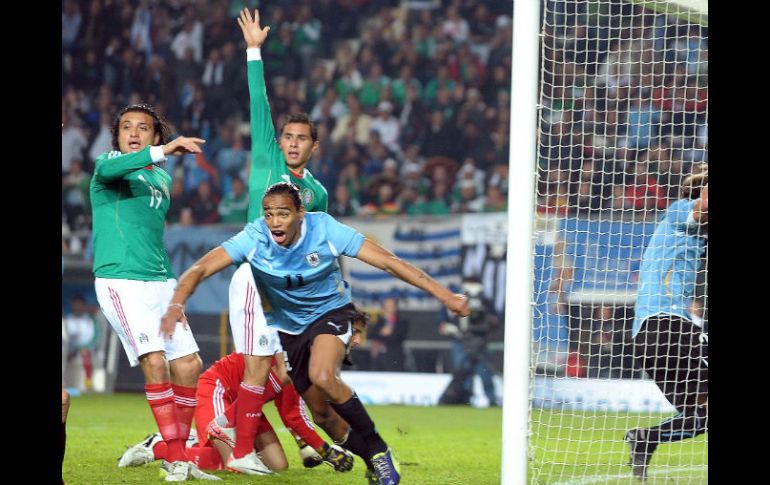 Uruguay y México se enfrentaron ayer por un lugar en los cuartos de final en la Copa América 2011. NOTIMEX  /