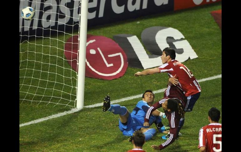 Acción en la que Perozo puso el empate a tres. AFP  /