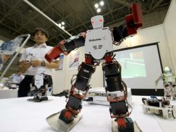 El robot Robovie R3, producido por Vstone Corpen, se exhibe en la feria 'Robotech' de Tokio. EFE  /