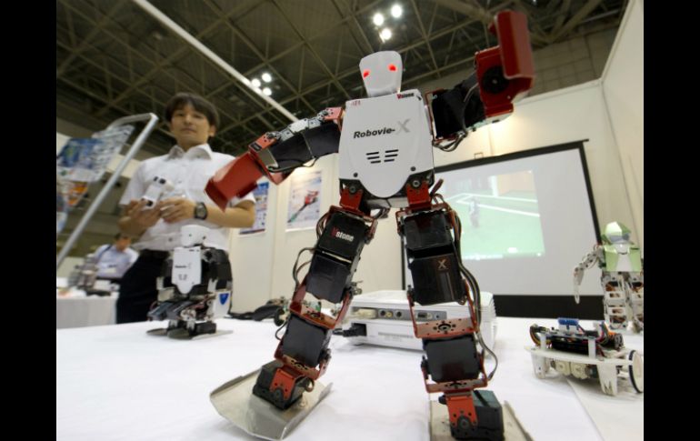 El robot Robovie R3, producido por Vstone Corpen, se exhibe en la feria 'Robotech' de Tokio. EFE  /