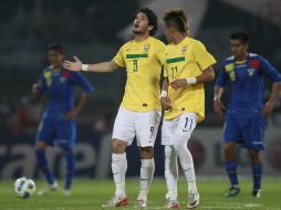 Pato y Neymar fueron los autores de los goles en la victoria brasileña ante Ecuador. AP  /