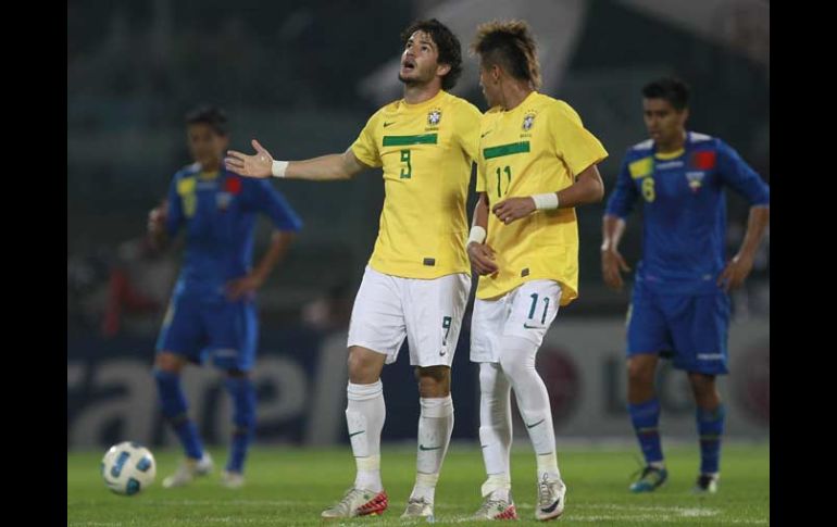 Pato y Neymar fueron los autores de los goles en la victoria brasileña ante Ecuador. AP  /