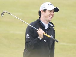 Rory McIlroy, ganador del pasado U.S. Open, entrena relajado un día antes de jugar la primera ronda del British Open. AP  /