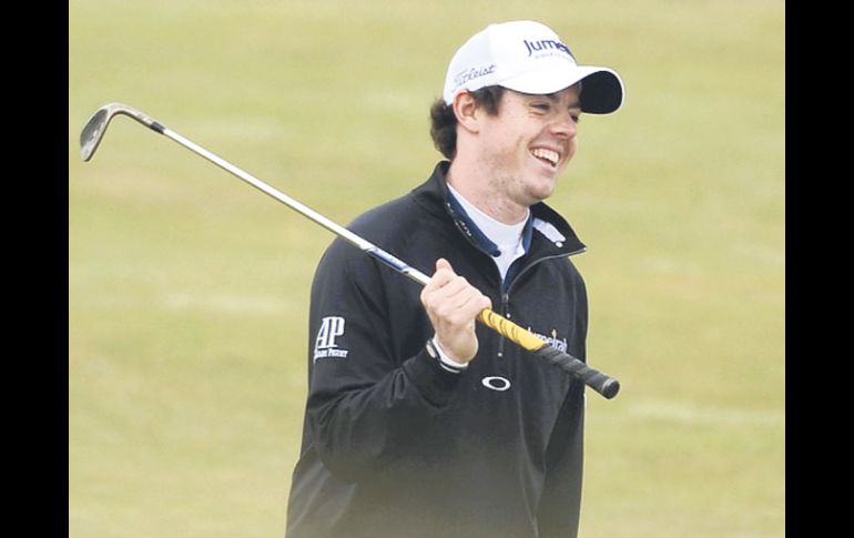 Rory McIlroy, ganador del pasado U.S. Open, entrena relajado un día antes de jugar la primera ronda del British Open. AP  /