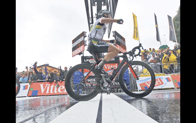 El ciclista británico supera por un par de pedaleadas al alemán Andy Greipel al llegar a la línea de meta. AP  /