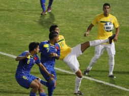 Christian Noboa (izq) y Michael Arroyo de Ecuador luchandos por el balón durante el partico contra Brasil. AP  /