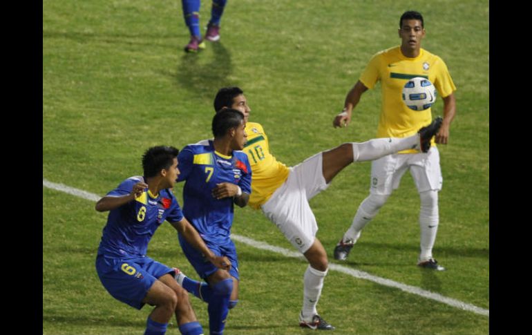 Christian Noboa (izq) y Michael Arroyo de Ecuador luchandos por el balón durante el partico contra Brasil. AP  /