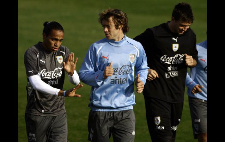 Jugadores de Uruguay en sesión de entrenamiento en la 'Casa Amarilla'. AFP  /