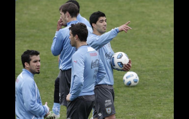 Los jugadores de la Selección uruguaya, durante sesión de entrenamiento para enfrentamiento contra Argentina. REUTERS  /