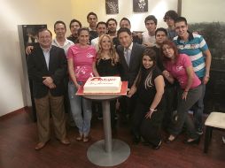 Aurelio Lozano y Sandra Lepe celebran en un ambiente de sonrisas y buenos deseos. A.HINOJOSA  /