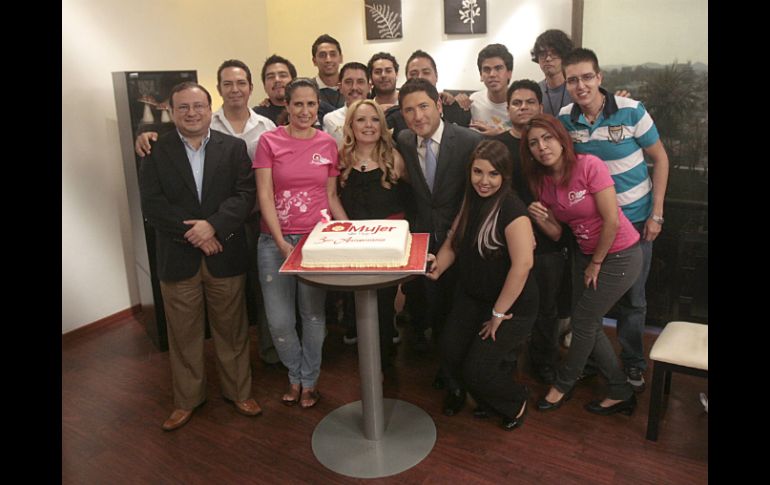 Aurelio Lozano y Sandra Lepe celebran en un ambiente de sonrisas y buenos deseos. A.HINOJOSA  /