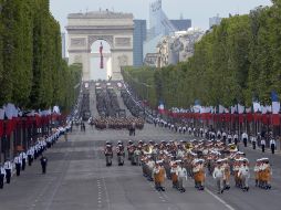 Miembros de la legión francesa extranjera marchan en los Campos Elíseos durante el desfile anual del Día de la Bastilla. EFE  /