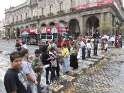 La tarde de hoy, cerca de 100 artesanos se manifestaron en el cruce de las avenidas Alcalde e Hidalgo. S. NÚÑEZ  /