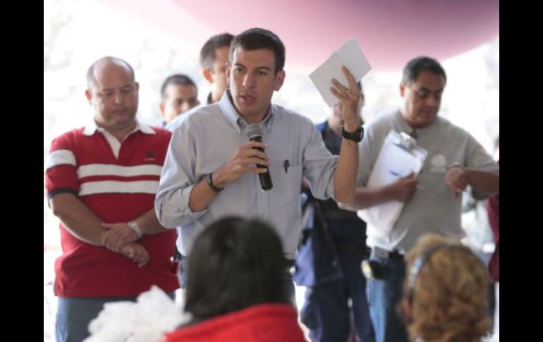 El alcalde Miguel Castro dialoga con habitantes y comerciantes de Las Juntas. ARCHIVO  /