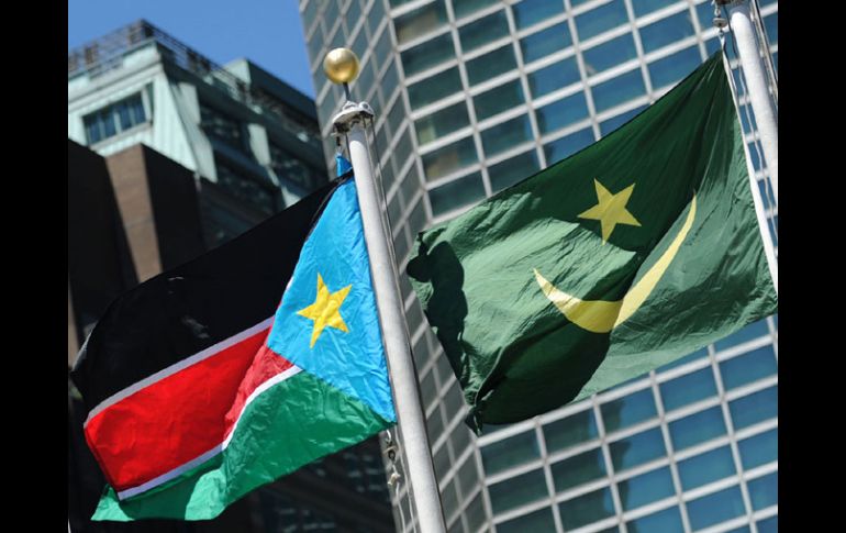 La bandera de Sudán del Sur (izquierda) ya ondea en la sede de las Naciones Unidas, en Washington. NTX  /