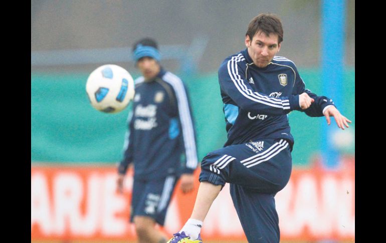 El delantero argentino del Barcelona, Lionel Messi, patea la pelota en la práctica albiceleste. AP  /