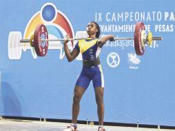 La colombiana Yenni Álvarez se llevó el oro en la categoría femenil de 48 kilos. AFP  /