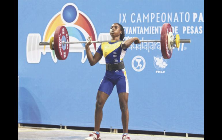 La colombiana Yenni Álvarez se llevó el oro en la categoría femenil de 48 kilos. AFP  /