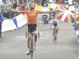 Samuel Sánchez festeja con gran euforia su primer triunfo en el Tour de Francia al llegar a la meta. EFE  /