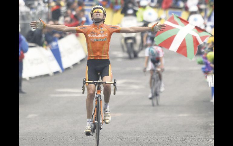 Samuel Sánchez festeja con gran euforia su primer triunfo en el Tour de Francia al llegar a la meta. EFE  /