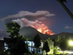 Vista del volcán desde un poblado cercano donde se realizaron evacuaciones de la población. EFE  /