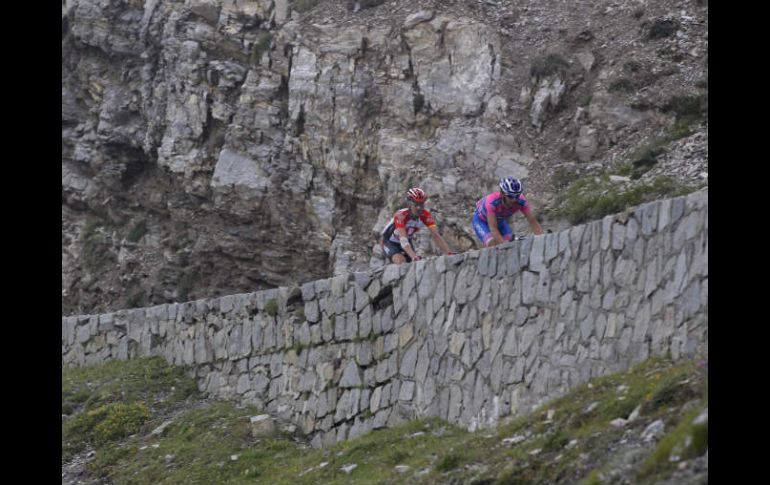 Kloden en camisa roja separado del pelotón debido a la caída durante la duodécima etapa. AP  /