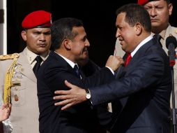 Ollanta Humala saluda a Hugo Chávez durante una ceremonia de recepción en el Palacio de Miraflores de Caracas. EFE  /