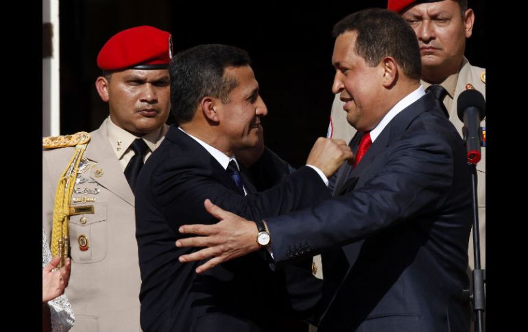 Ollanta Humala saluda a Hugo Chávez durante una ceremonia de recepción en el Palacio de Miraflores de Caracas. EFE  /