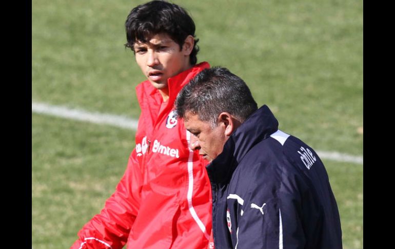 El director técnico de la selección chilena Claudio Borghi (Der.) conversa con el jugador lesionado. EFE  /