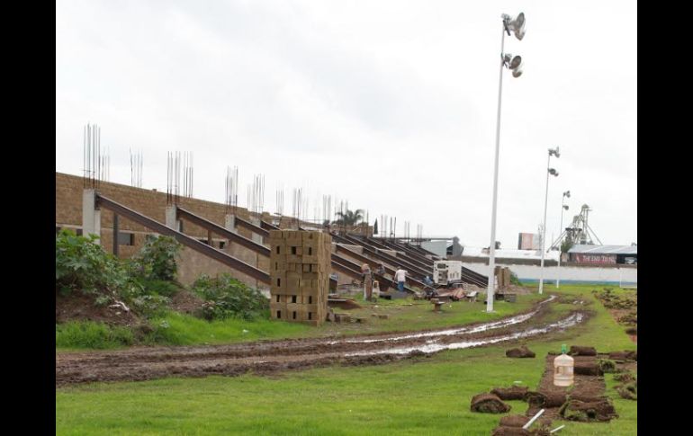 La sustitución de pasto y mejoramiento de la estructura de la cancha son algunas de las obras que se realizan. M. FREYRÍA  /