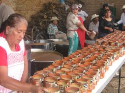 Cientos de personas beben el atole que se prepara en más de una decena de cazos, meintras las tostoanas bailan. ESPECIAL ILEANA RIVAS  /