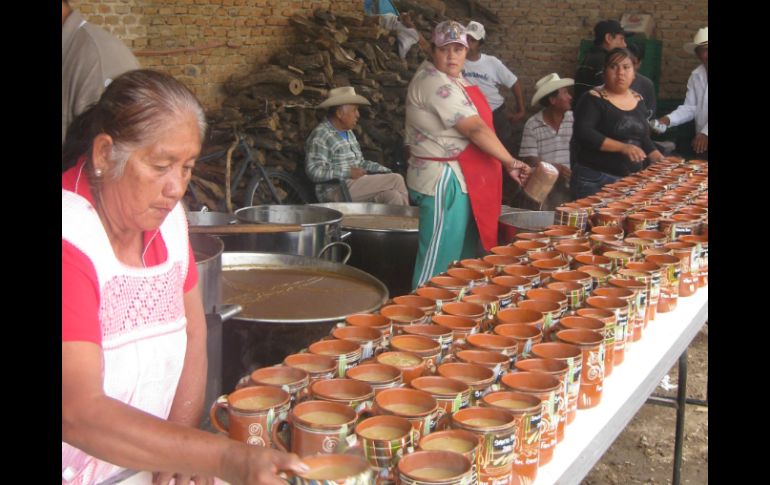 Cientos de personas beben el atole que se prepara en más de una decena de cazos, meintras las tostoanas bailan. ESPECIAL ILEANA RIVAS  /